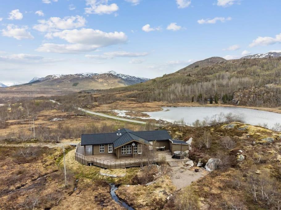 Romslig Hytte Med Natur Og Gode Fiskemuligheter! Lodingen Buitenkant foto